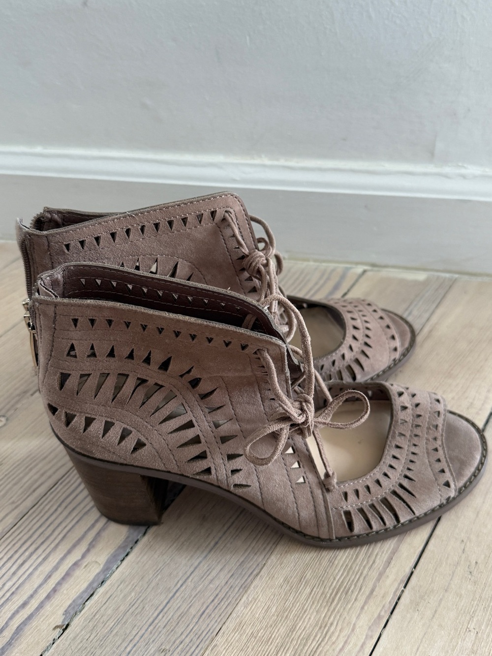 VINCE CAMUTO Women’s Tressa Taupe Suede Cutout Lace Up Peep Toe Booties 7